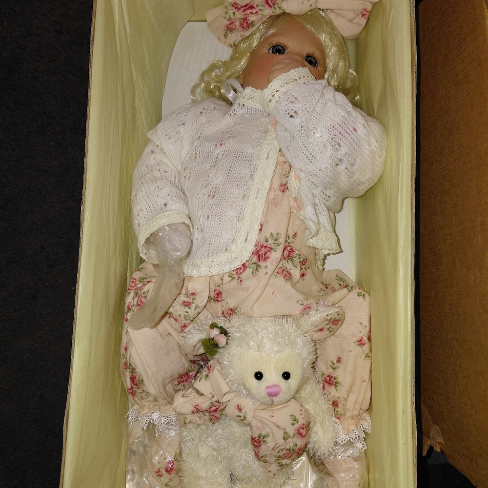 Lamby Lee Middleton Moments Floral Doll with Teddy Bear - Picture 3 of 8
